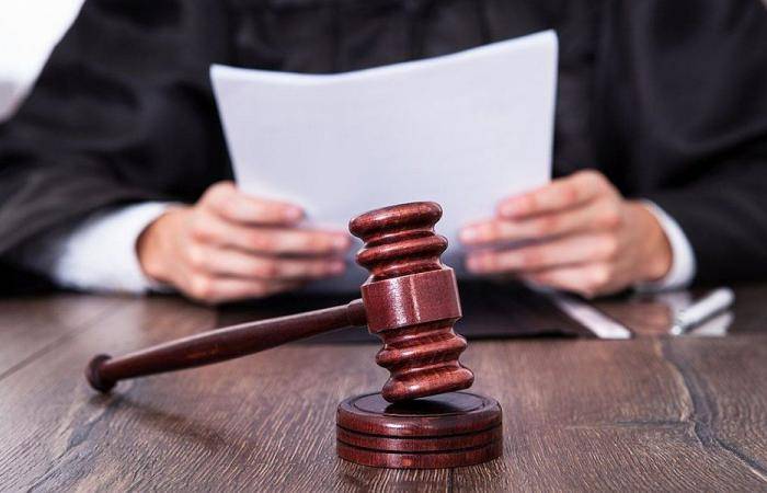 وقفة احتجاجية للمساعدين القضائيين للمطالبة برواتبهم المستحقة