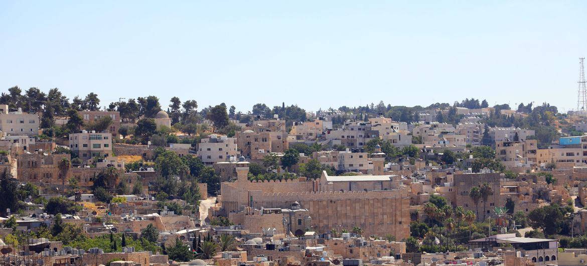 مستوطنون يشقون طريقاً استيطانياً شمال شرق رام الله