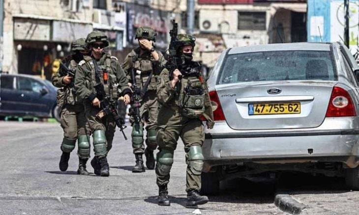 جيش الاحتلال يقتحم نابلس ويعتقل ثلاثة فلسطينيين