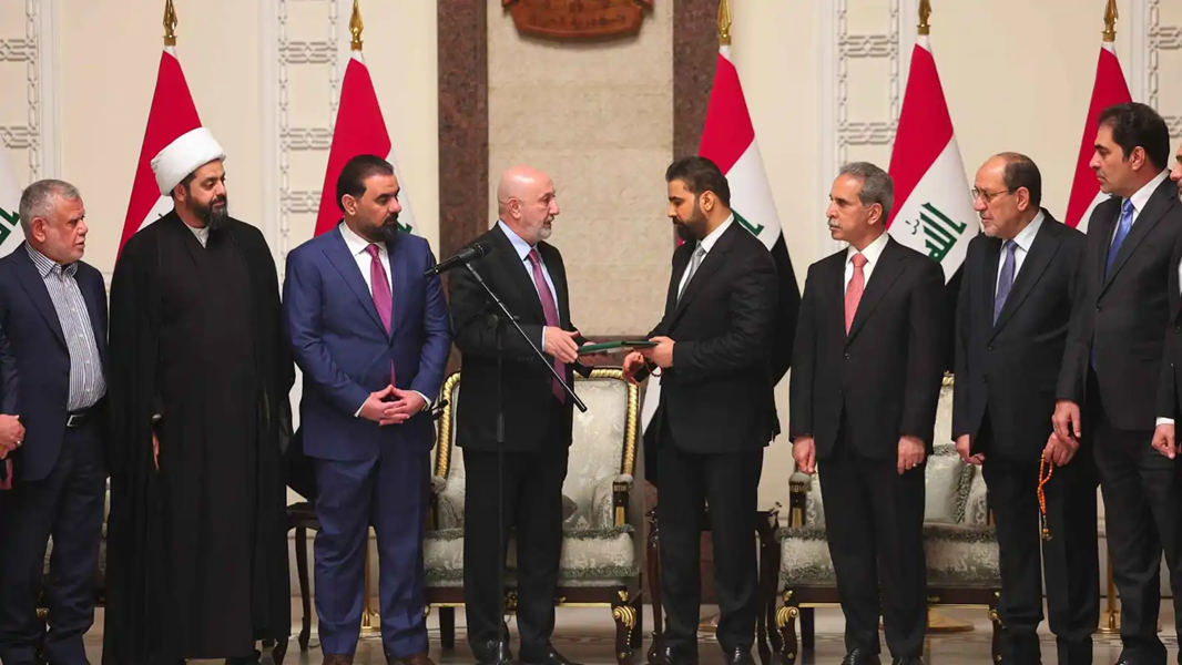 البرلمان العراقي يحسم غداً مصير حكومة علي الزيدي