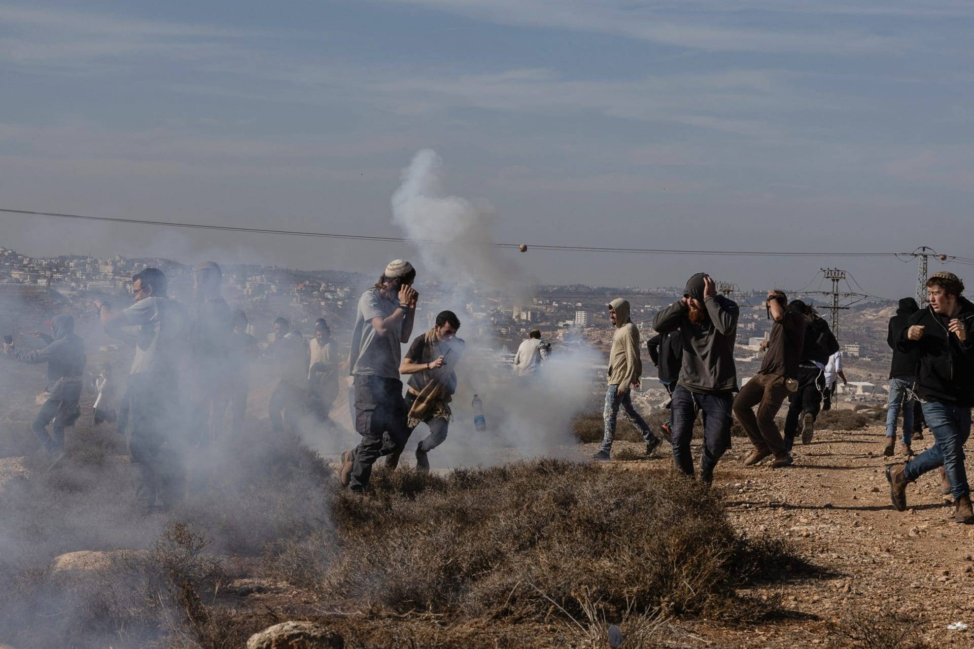 مستوطنون يحرقون مسجداً ويهاجمون منازل فلسطينيين في الضفة