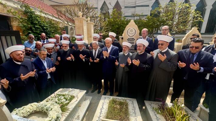دريان زار ضريح المفتي خالد: نحاول دائماً أن نجمع الداخل تجنباً للنزاعات