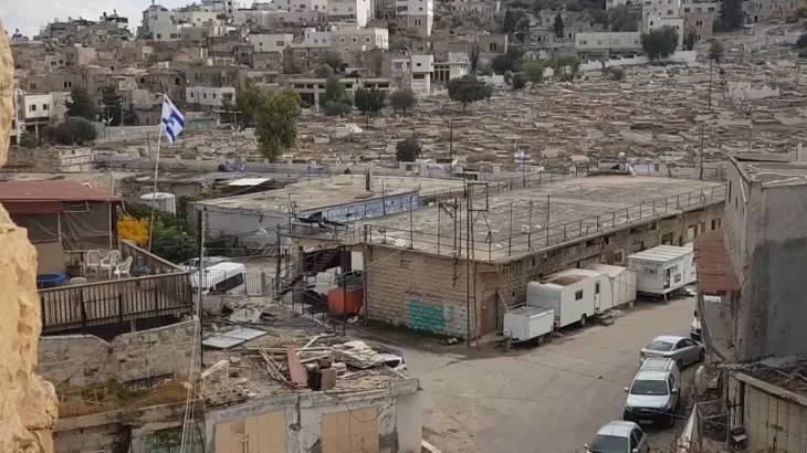 سلطات الاحتلال تشرع في بناء استيطاني فوق مبنى بلدية الخليل التاريخي