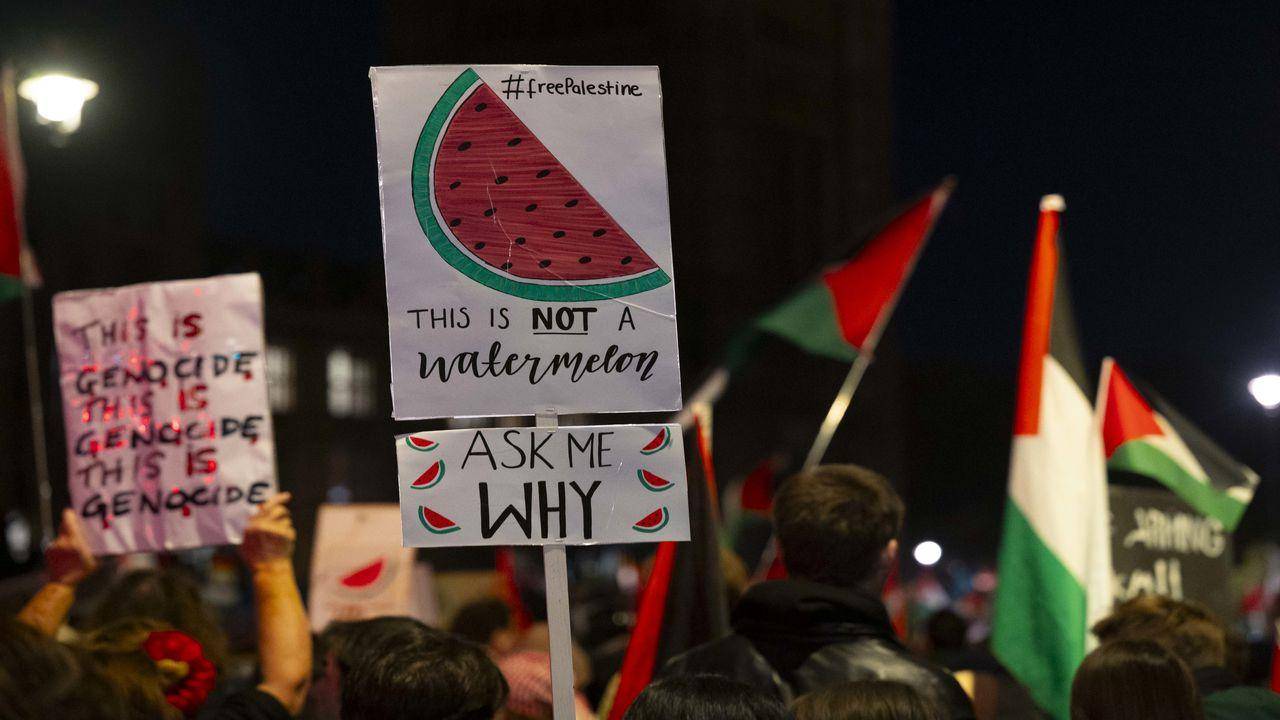 تقرير استخباراتي ألماني يربط رموزاً شائعة في التظاهرات بخطاب معادٍ لليهود