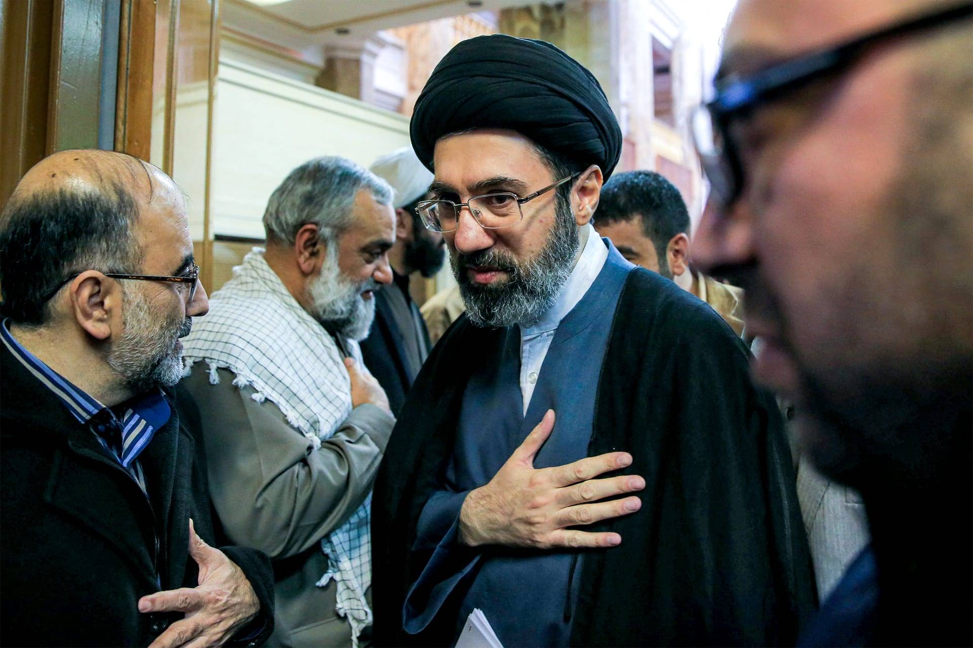 المرشد الإيراني: نقف أمام الملاحم التي سطّرها الشعب الإيراني بوجه جيشين إرهابيين