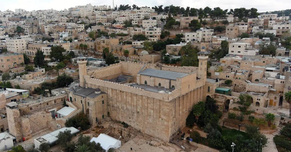 تنديد فلسطيني بإضاءة جدران المسجد الإبراهيمي بألوان علم الاحتلال وعبارات عبرية