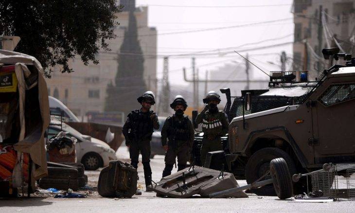 الاحتلال يعتقل 20 فلسطينياً ويغلق بلدة حزما شرقي القدس