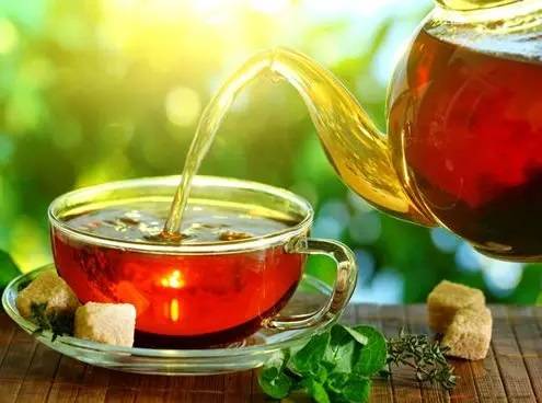 حكاية الشاي… من دفء الفناجين إلى حروب الامبراطوريات