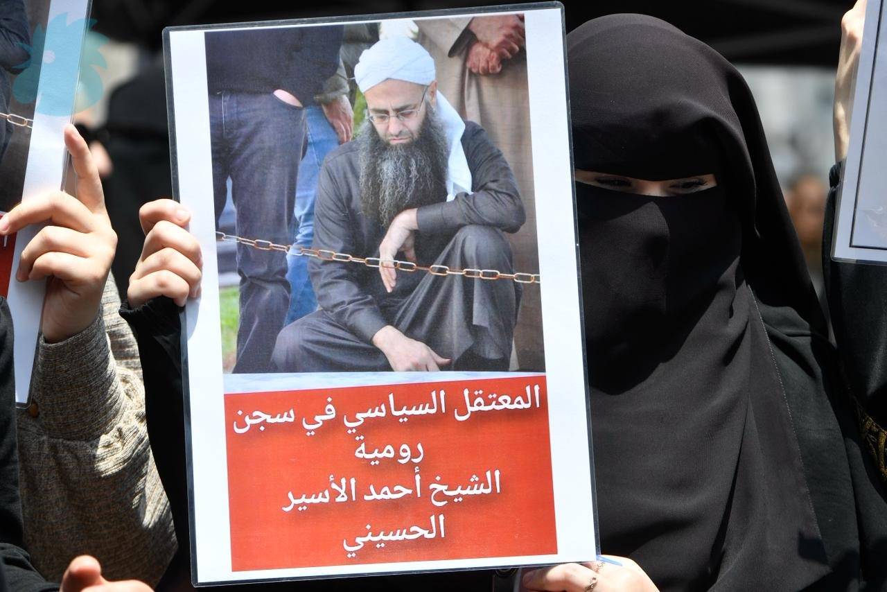 تجمع في طريق الجديدة للمطالبة بشمول الأسير بالعفو العام