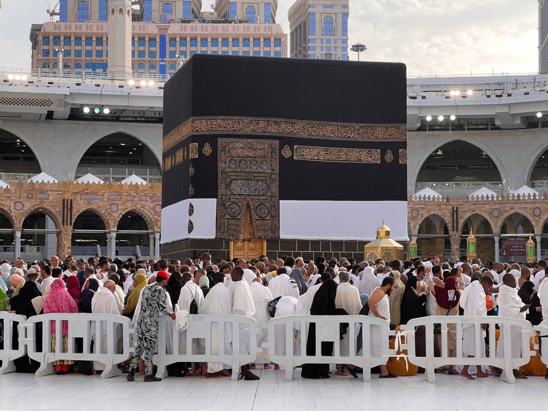 الحجاج يتوافدون إلى منى إيذاناً ببدء مناسك الحج