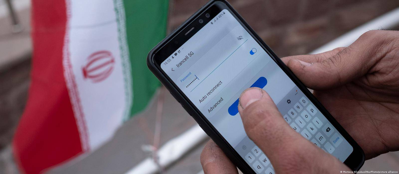 القضاء الإيراني يجمّد قرار بزشكيان بإعادة الإنترنت