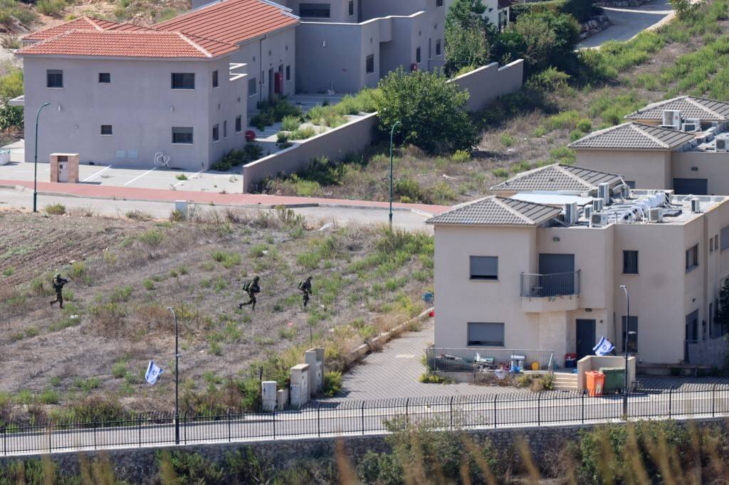 "إسرائيل هيوم": نعيش أخطر مرحلة.. وسكان الشمال "بيادق" في صراع واشنطن وطهران