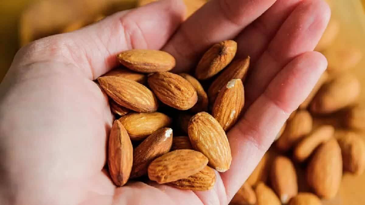 بين الفائدة والضرر.. متى يُفضل تناول اللوز بدون قشر؟