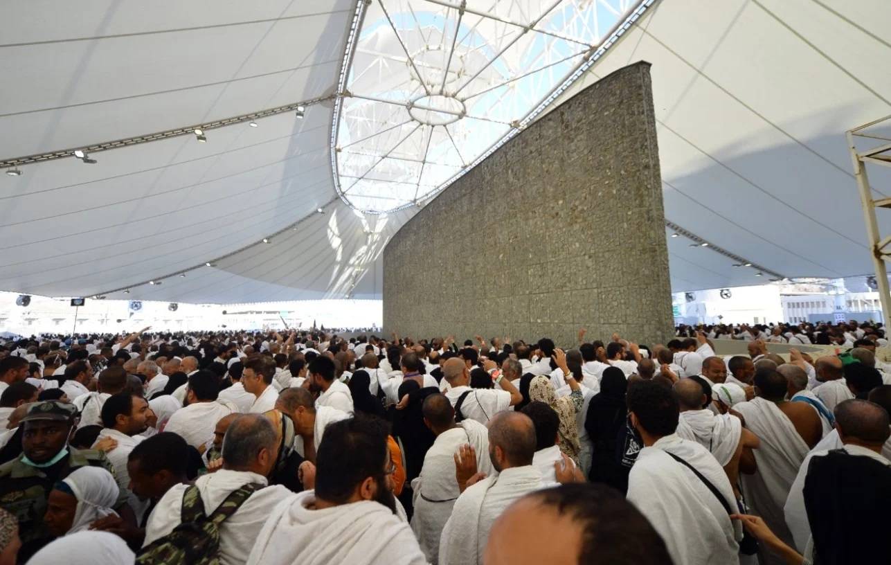 الحجاج يرمون "جمرة العقبة الكبرى" في أول أيام عيد الأضحى