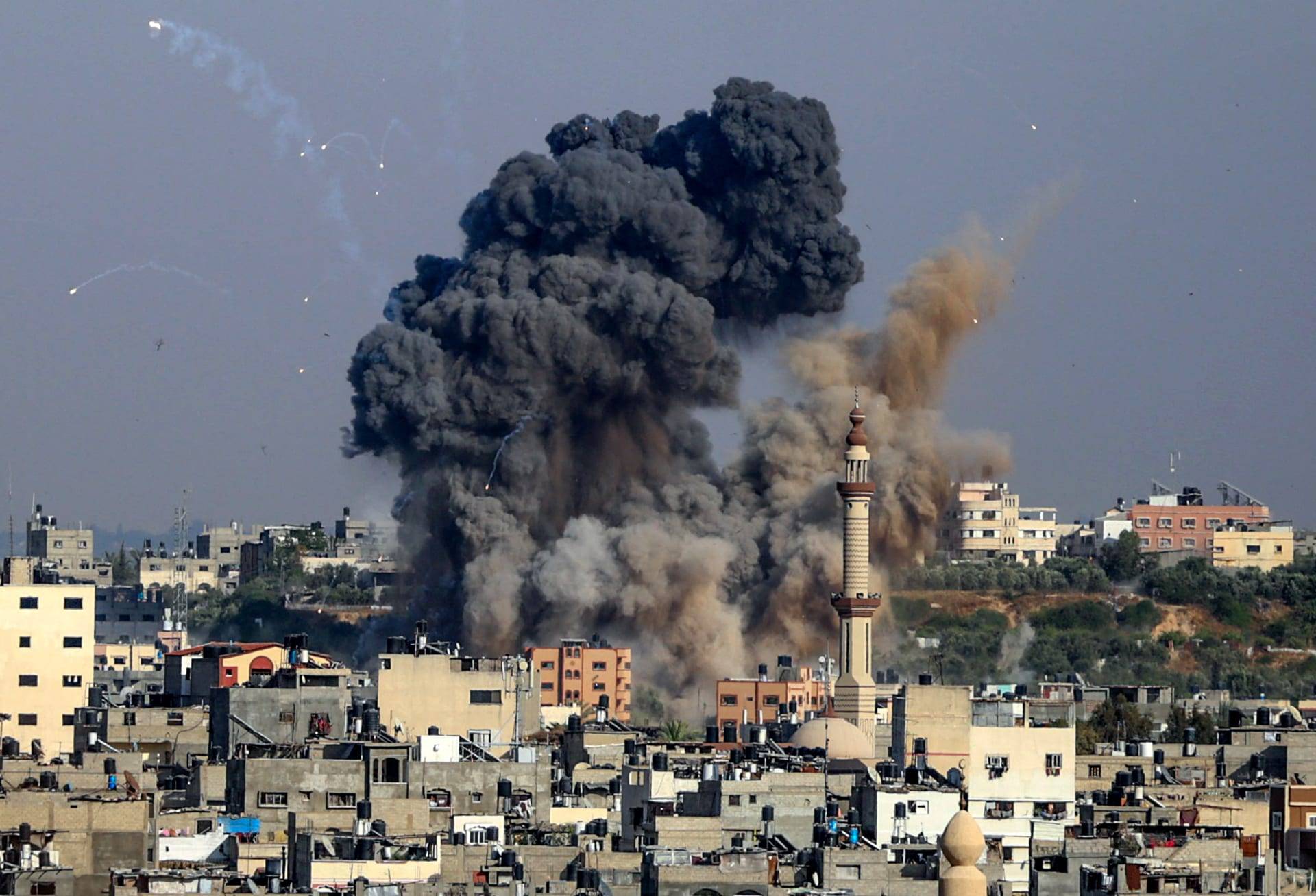 10 شهداء في غارة على منزل وسط مدينة غزة