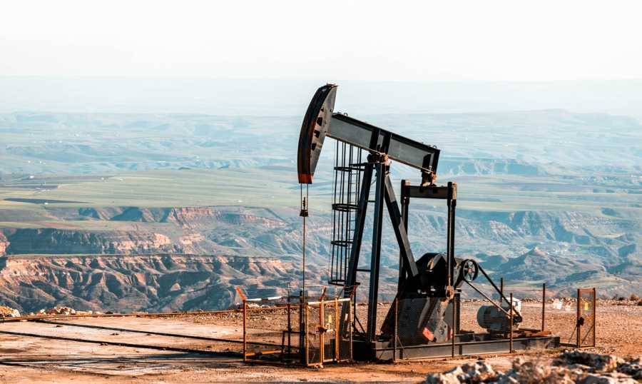 النفط يتراجع لأكبر خسارة أسبوعية منذ نيسان