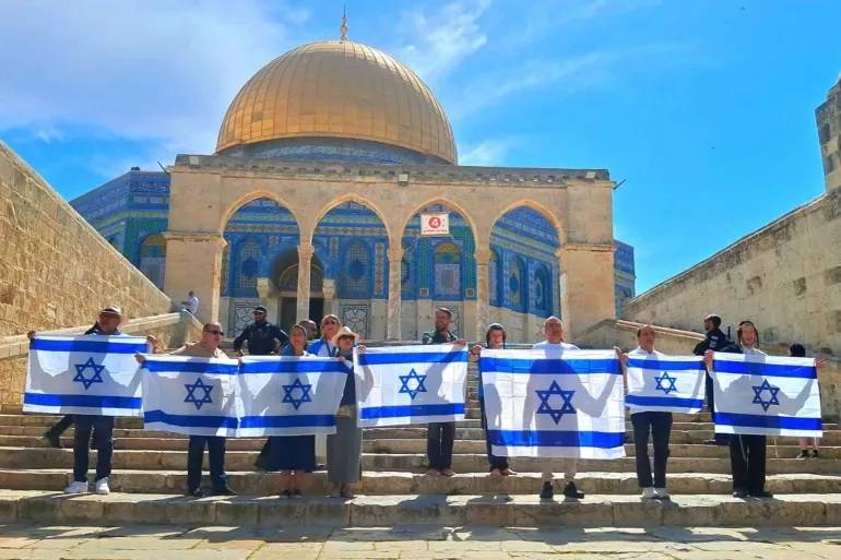 مستوطنون يرفعون علم "إسرائيل" في المسجد الأقصى