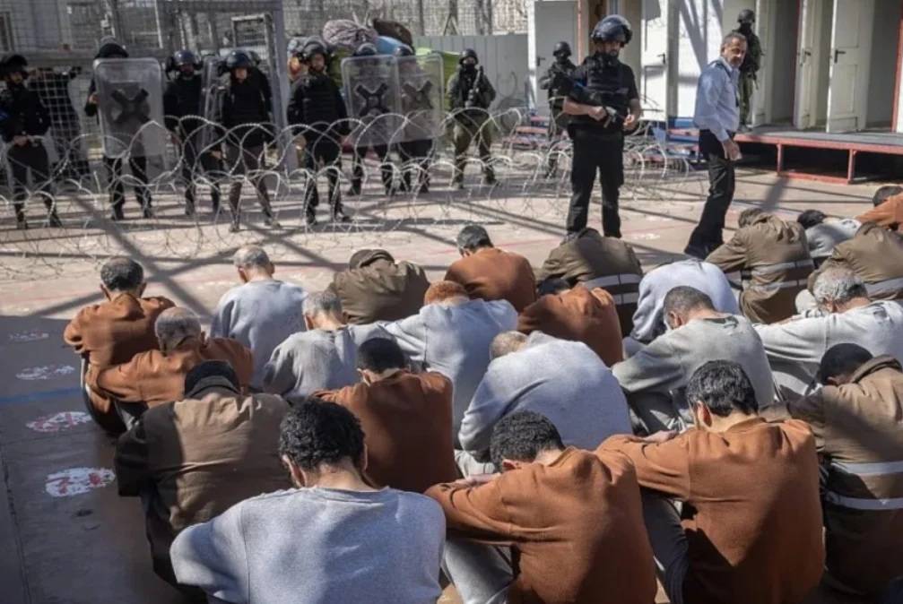 منع صلاة العيد وقمع التكبيرات.. انتهاكات جديدة بحق الأسرى الفلسطينيين