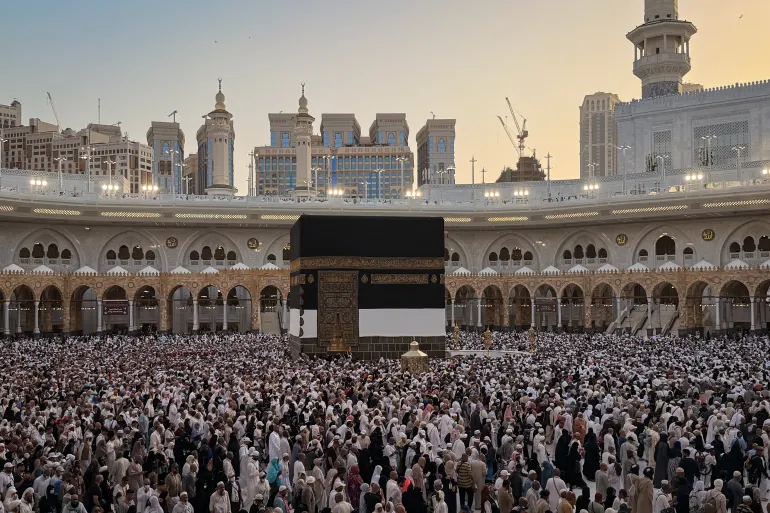 الحجاج يختتمون المناسك بطواف الوداع في الحرم المكي