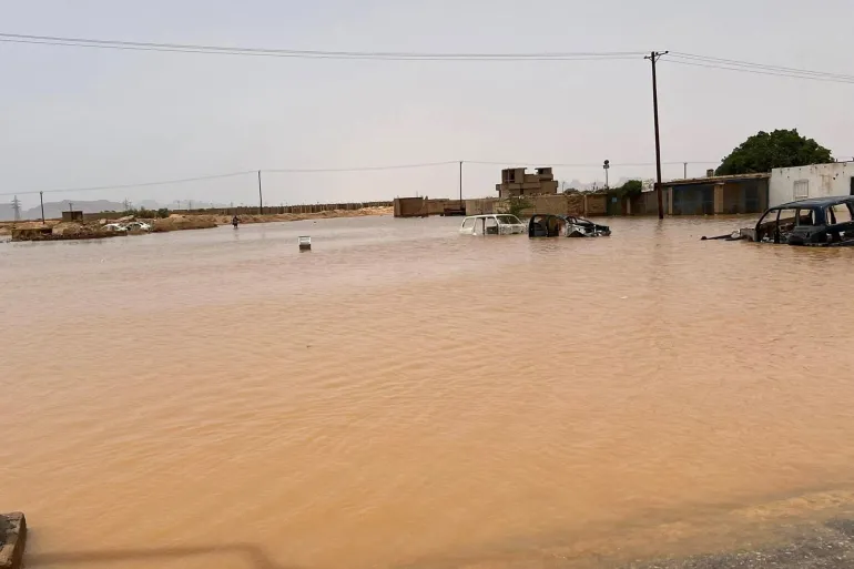 ليبيا: سيول جارفة تقطع الاتصالات وتدفع لتحرك حكومي واسع