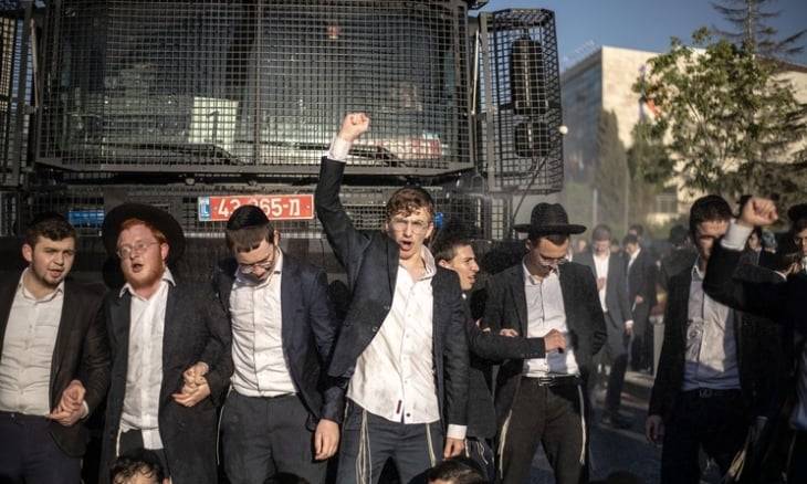 مئات الحريديم يغلقون مدخل القدس المحتلة احتجاجًا على التجنيد