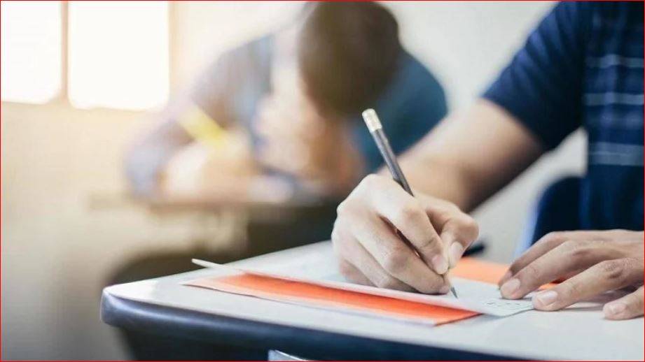 نداء أخير.. الأساتذة المتعاقدون يطالبون بإلغاء الامتحانات الرسمية