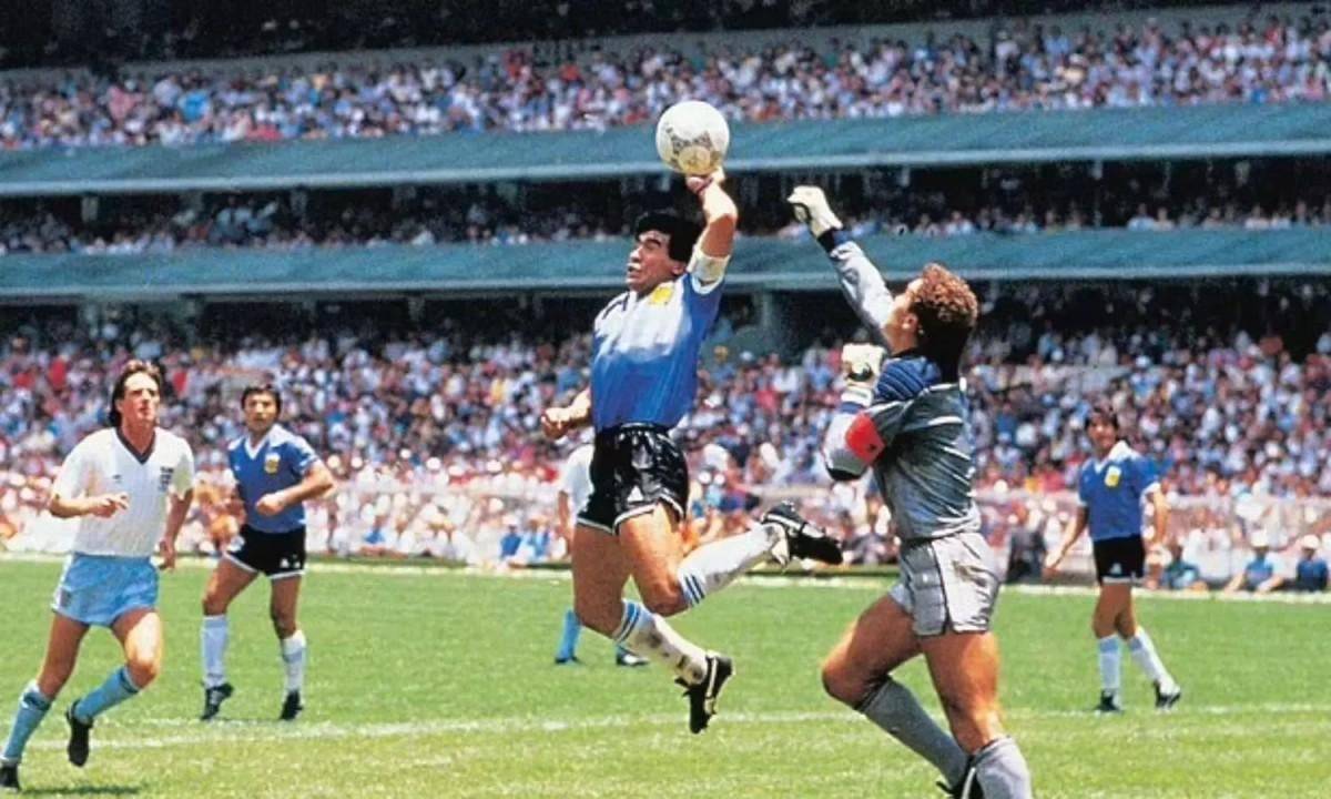 نطحة زيدان ويد مارادونا.. أشهر السقطات في تاريخ كأس العالم