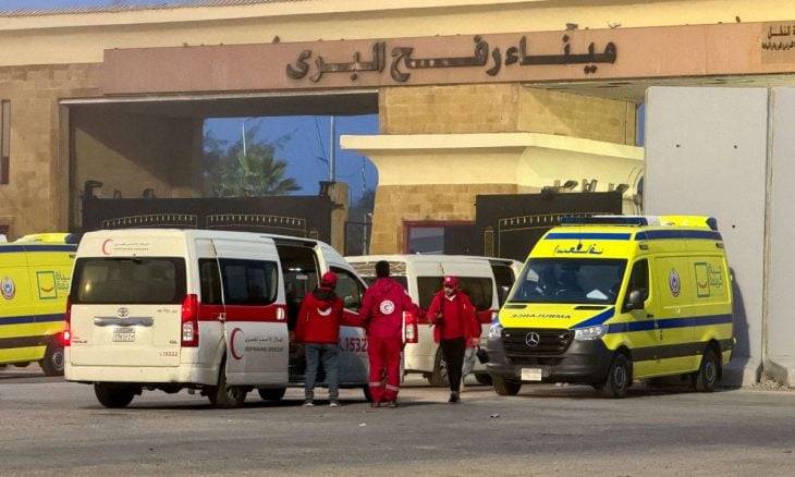 الهلال الأحمر الفلسطيني يُجلي عشرات المرضى من غزة عبر معبر رفح