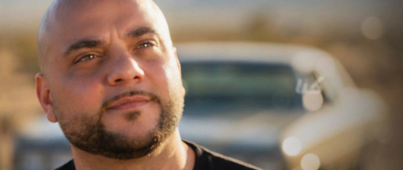 أمين سلطان يترجم خبرته الحياتية إلى كلمات في أغنيته قمر الليلة