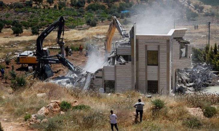 الاحتلال يهدم منازل وورشة نجارة بالخليل ويستعد لهدم 15 منزلاً بجنين