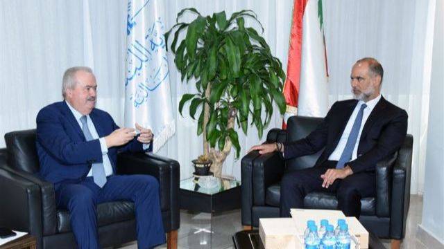 اجتماعات في المالية.. تطوير المطار وبحث الوضعين المالي والنقدي