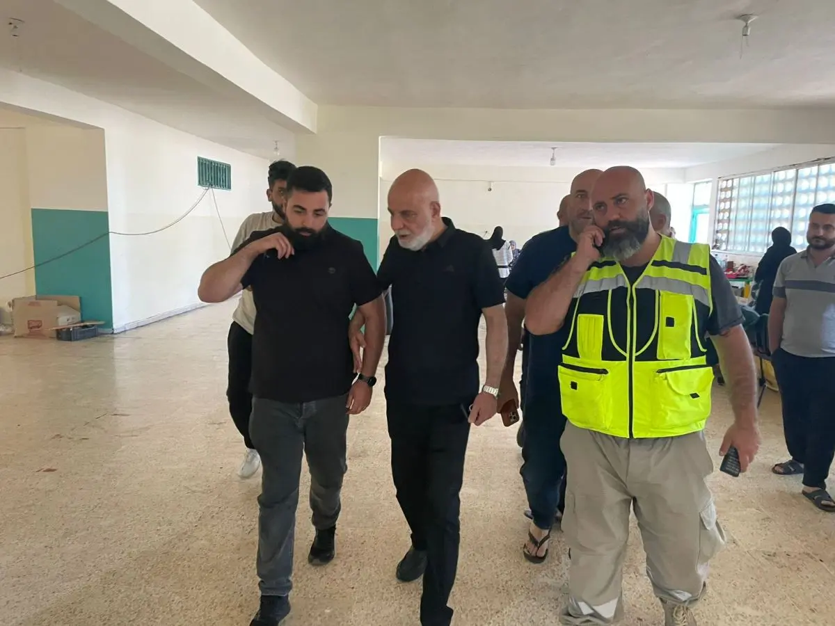 خريس يتفقد مركز إيواء النازحين في العباسية ويؤكد الوقوف إلى جانبهم