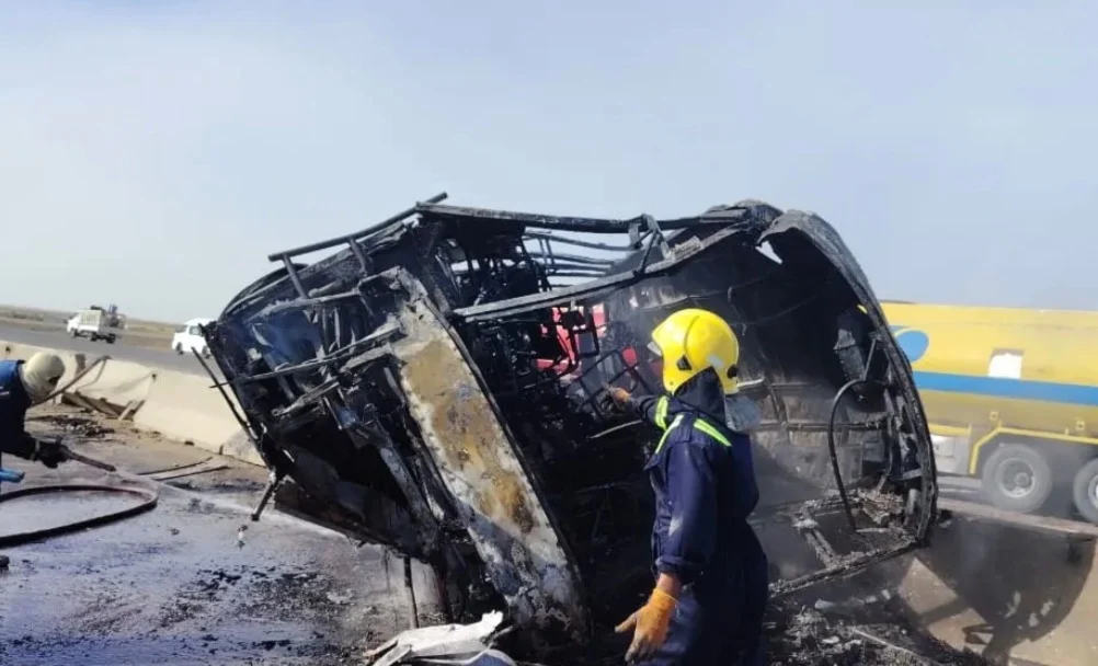 وفاة 21 شخصاً وإصابة آخرين بانقلاب حافلة جنوب العراق