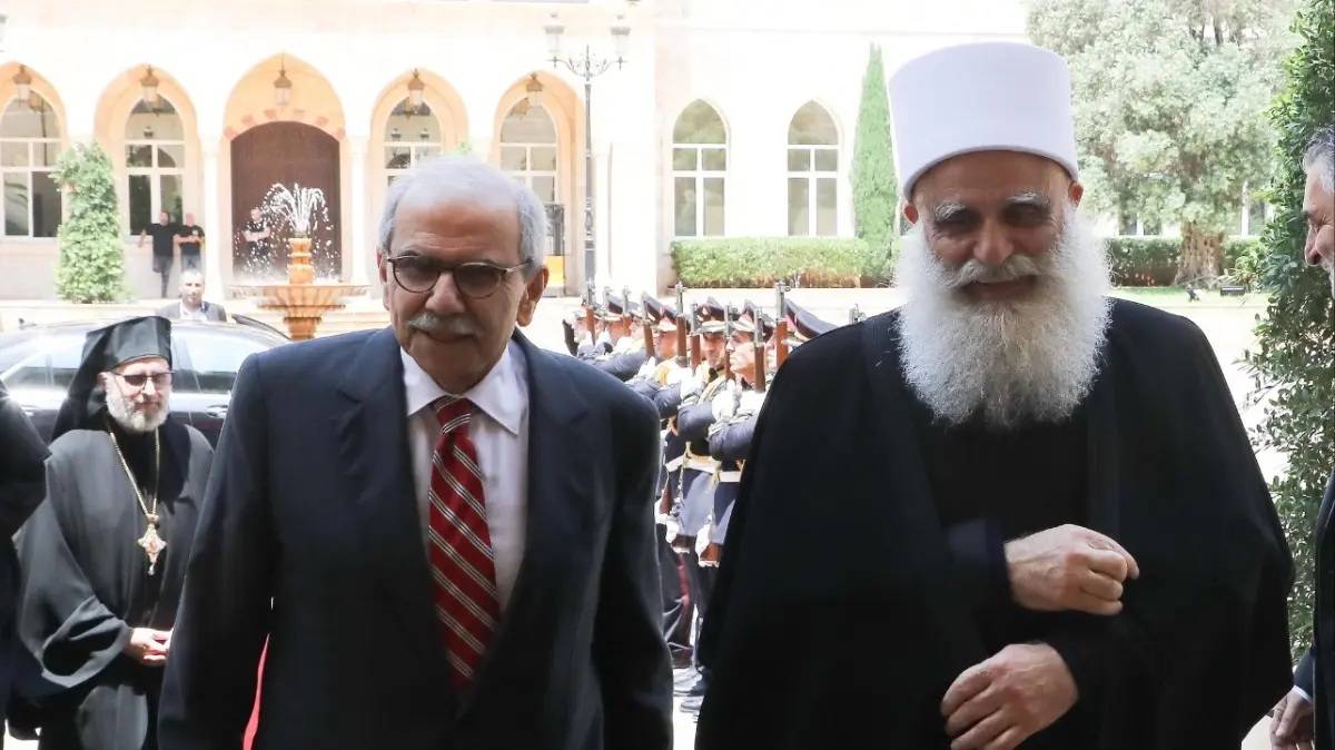 سلام يستقبل شيخ العقل ويشيد بنتائج القمة الروحية
