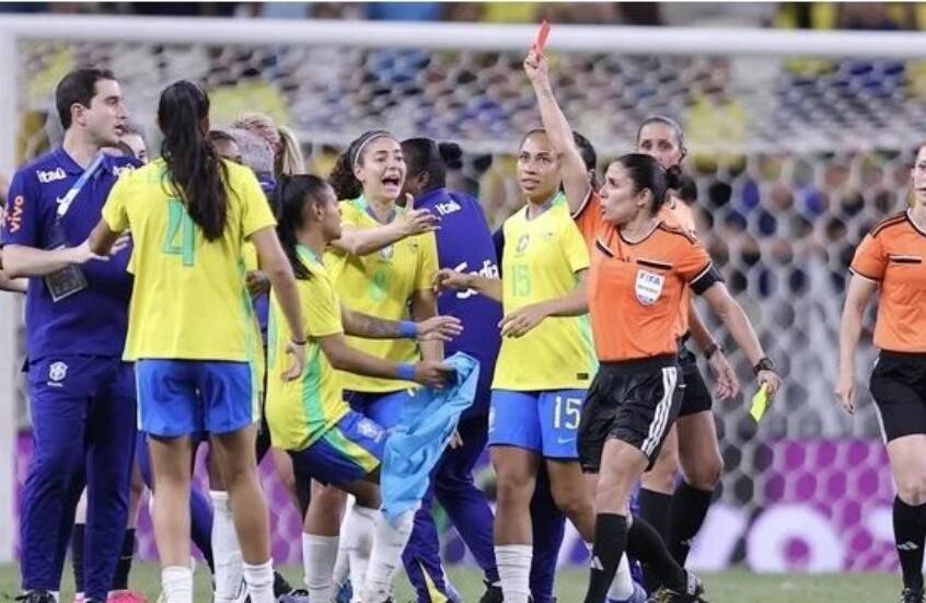 مباراة ودية نسائية بين البرازيل وأميركا تشهد 8 حالات طرد