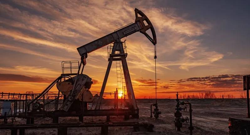 النفط يقفز مع بدء الاعتداءات الأميركية على إيران وإغلاق مضيق هرمز