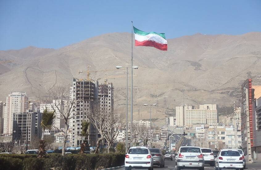 دوي انفجارات يهزّ جزيرة قشم قرب مضيق هرمز