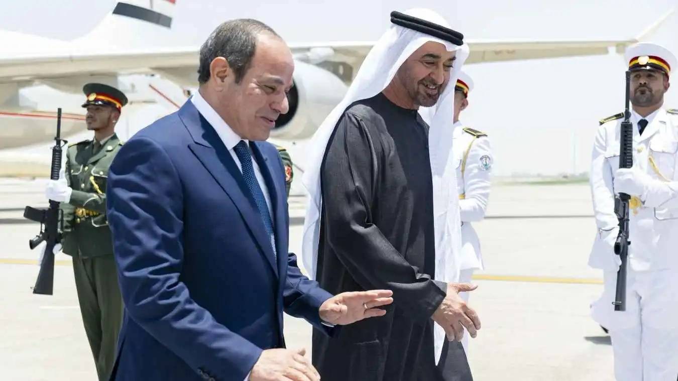 محمد بن زايد والسيسي يبحثان تعزيز التعاون والتطورات الإقليمية