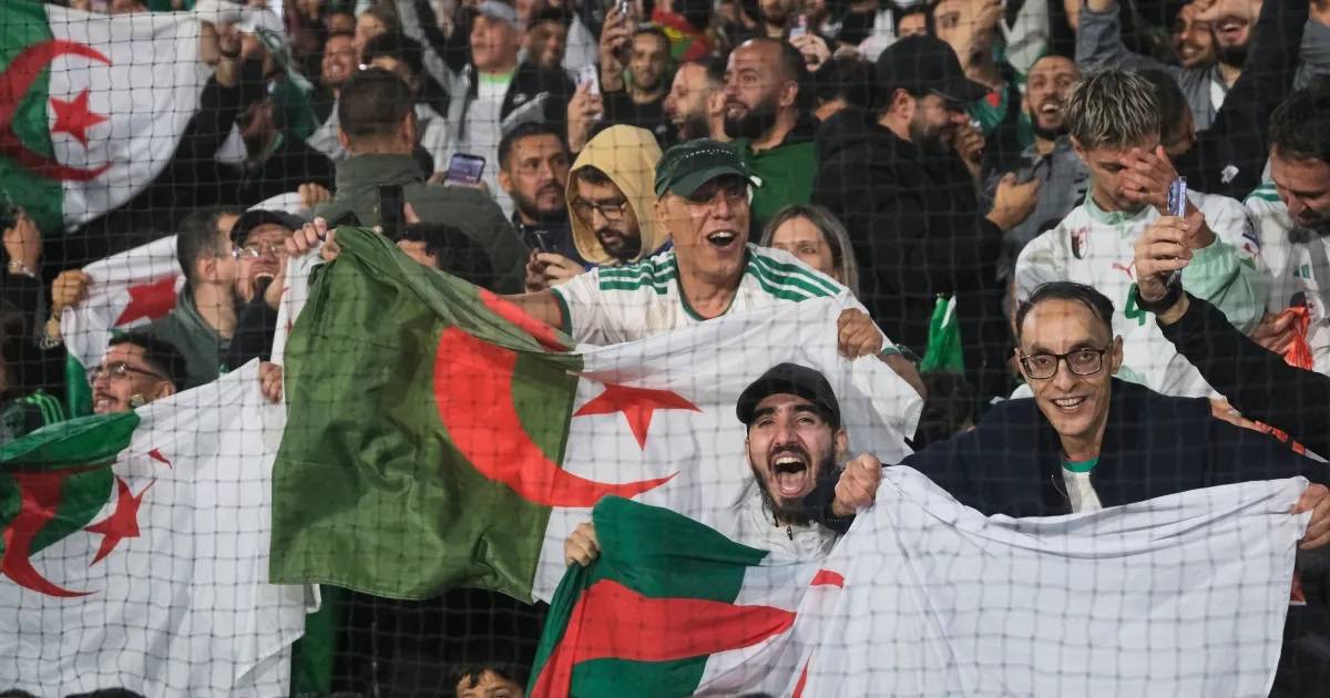 توتر يسبق القمة المرتقبة.. صدام بين مشجعي الجزائر والأرجنتين في نيويورك