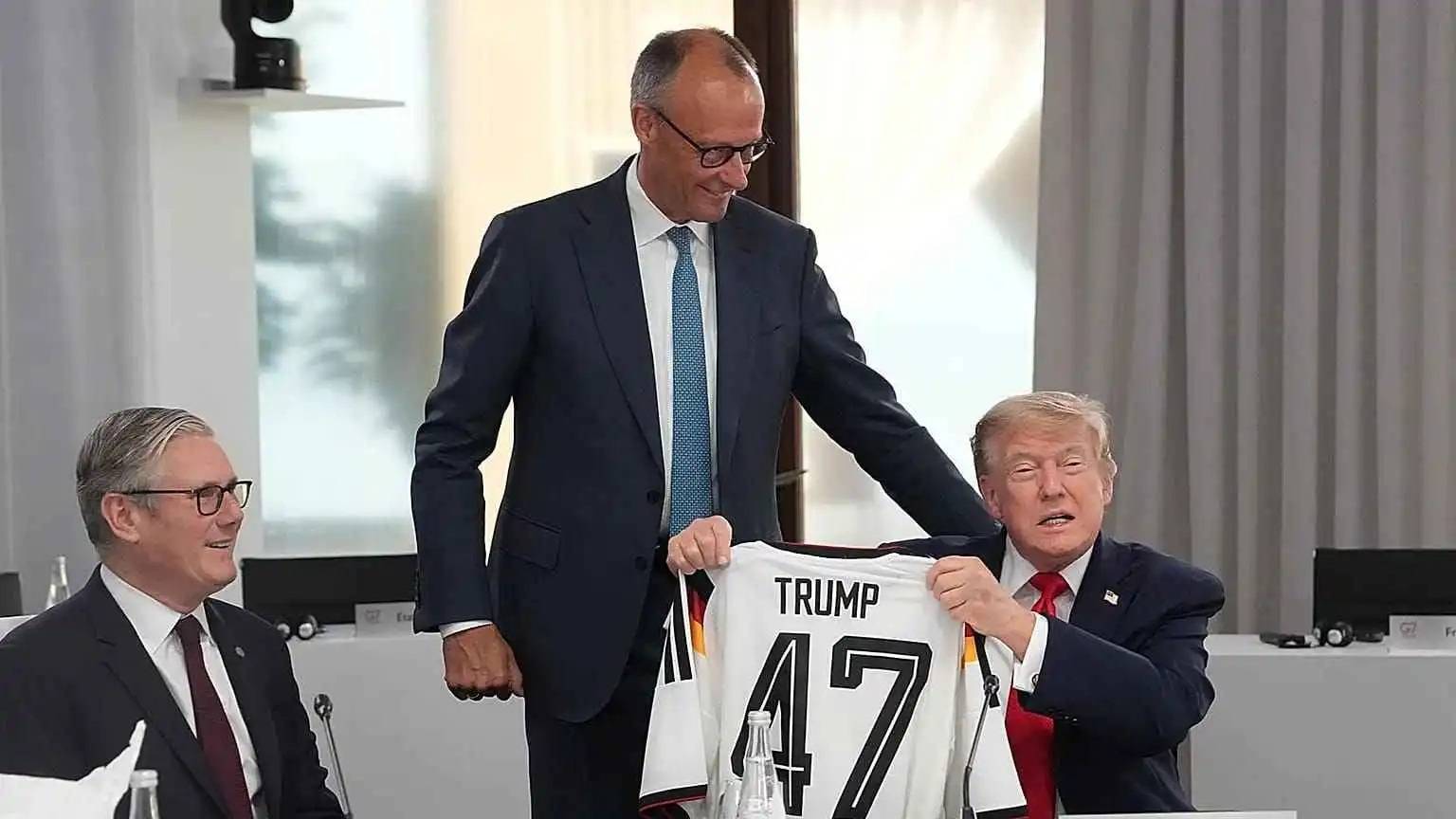 قميص المنتخب الألماني هدية عيد ميلاد ترامب من ميرتس