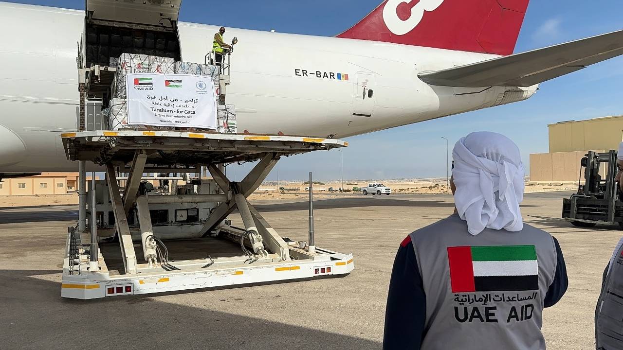الإمارات ترسل 42 شاحنة مساعدات إنسانية إلى قطاع غزة