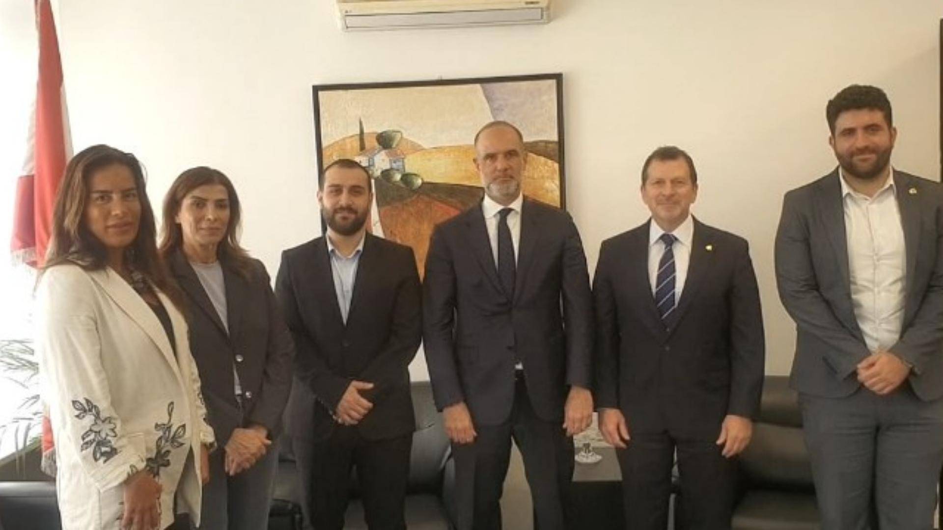 شحادة يستقبل رسامني لبحث مشروع رقمنة خدمات وزارة الأشغال