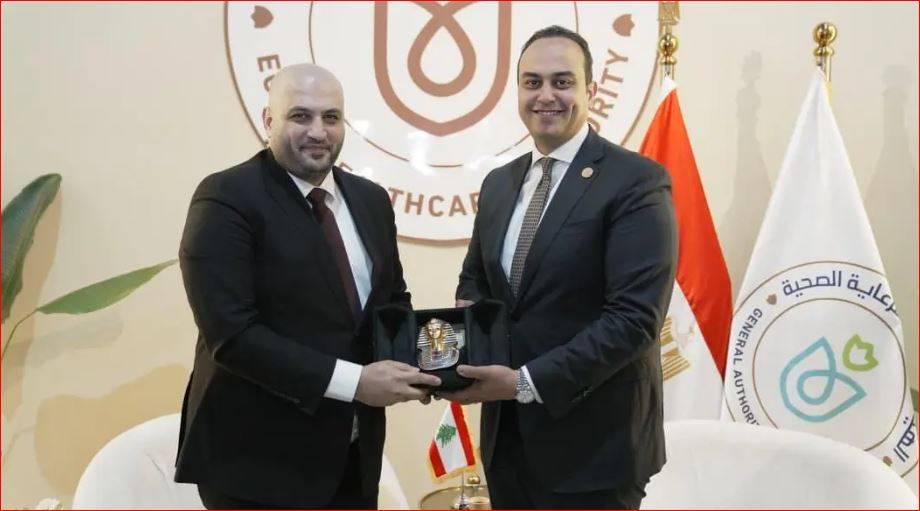 ناصر الدين يتسلم جائزة القيادة الصحية في القاهرة
