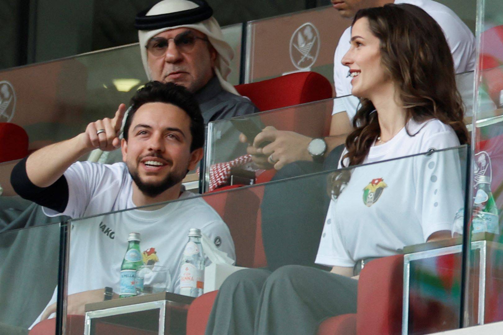 الأمير الحسين والأميرة رجوة يخطفان الأنظار خلال دعم منتخب الأردن في المونديال