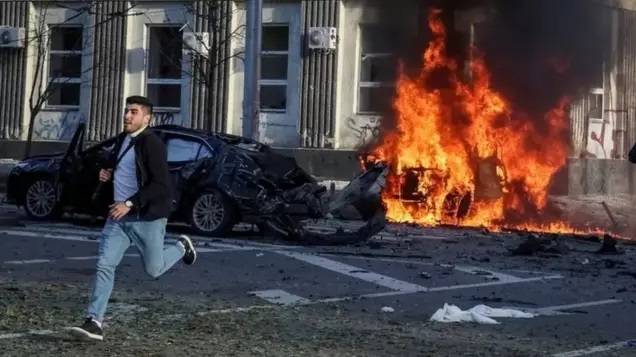 روسيا تقصف كييف بالصواريخ بعد محادثات زيلينسكي وترامب