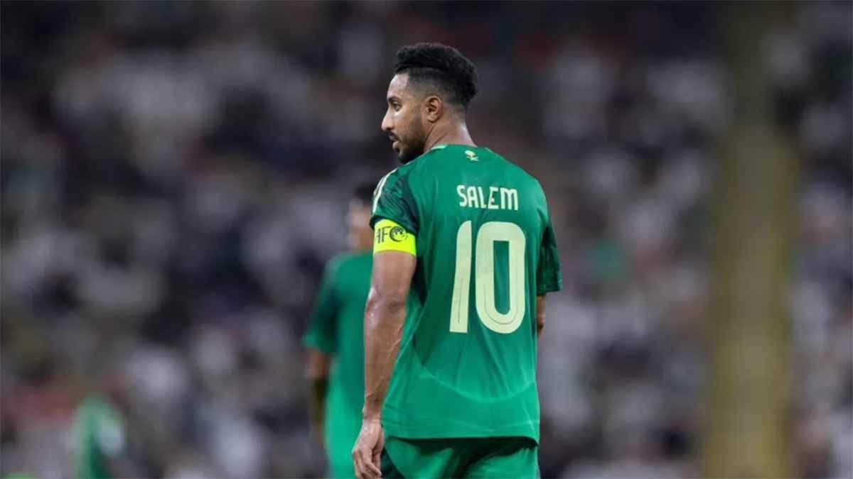 سالم الدوسري يتجاهل الانتقادات وينشر شهادة من فيفا