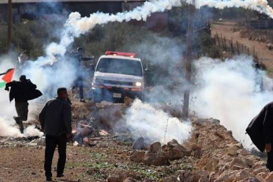 الضفة الغربية.. إصابات بالاختناق إثر اقتحام الاحتلال قرية المغير