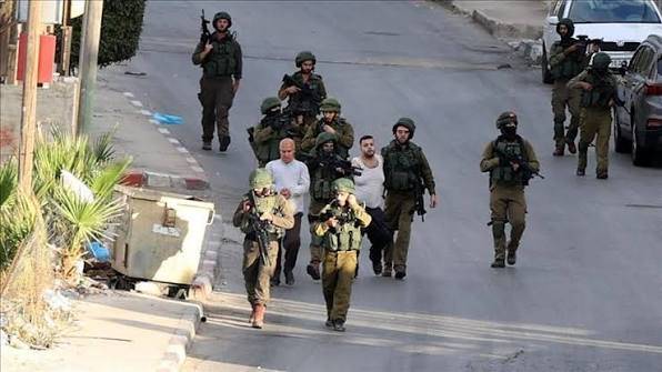 بينهم طفل.. الاحتلال يعتقل 14 فلسطينياً في الضفة