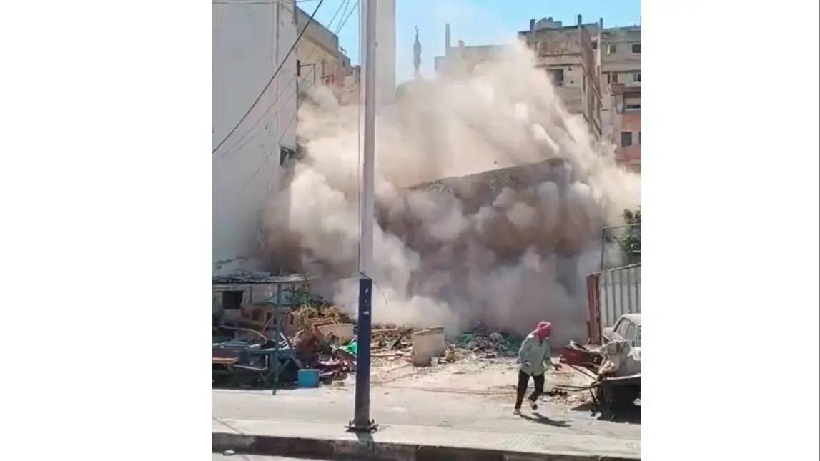 إصابة سائق حفارة بانهيار جزء من مبنى في التبانة – طرابلس