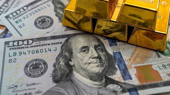 الذهب يتراجع بأكثر من 1% تحت ضغط قوة الدولار